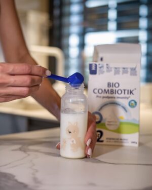 Kristýna Schicková Instagram - Je neuveřitelné, jak ten čas letí. Před pár měsíci fotil Liámek svou první instagramovou kampaň, kde byl ještě jen ležící malé miminko. Uplynulo pouhých šest měsíců a Liam má za sebou tolik  obrovských pokroků… od prvních zoubků, po lezení, první slabiky až k prvním krůčkům 🥹 A za dva týdny slavíme jeho první rok 🥳
Nepostradatelnou součástí naší cesty, která přispívala ke správnému vývoji Liámka, byla Bio Combiotik 2 pokračovací mlíčka od značky Hipp. Nyní se již těšíme na HiPP 3 Junior Combiotik. Unikátní složení s kyselinou listovou v naštěpené formě, v kombinaci s probiotiky, praebiotiky a potřebnými vitamíny, jsou  pro Liamkův vývoj tou nejlepší volbou. Najdete ho skoro všude, dokonce i v cestovním balením, které je ideální na cesty. Stačí na něj jen našroubovat víčko od lahvičky a můžete jej rovnou nabídnout vašemu děťátku :)
 
#kojeneckemleko #kyselinalistova #nicneniblizematerskemumleku #ilovehipp
#placenaspoluprace **Kojení je nejvhodnější způsob výživy kojenců. Mateřské mléko je v prvních měsících života to nejlepší - obsahuje vše, co dítě potřebuje ke zdravému vývoji. Poskytuje ochranu před různými nemocemi a posiluje pouto mezi matkou a dítětem. Společnost HiPP je přesvědčena o výhodách kojení pro matku i dítě a plně podporuje kojení v souladu s doporučeními WHO