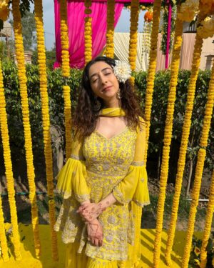 Kritika Avasthi Instagram - Choose a favourite 🙃. 
Gulabo or dhoop seklo or bridie or festivities 
Me in ethnic ?

#fashion #ethnic #indian #bride #saree #sareelove #sareefashion #designer