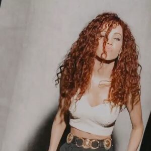 Ksenia Solo Instagram - Annnnnnddddd......... the curls are OUT... and there’s no going back. @genlux @kittens_not_bombs #makeupbyPhoenix #2020 @creativeprinc