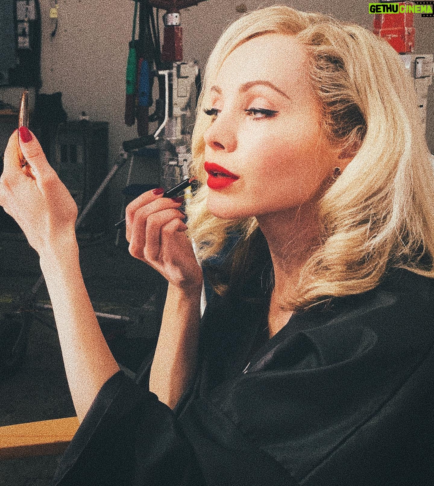 Ksenia Solo - 8.5K Likes - Prepping her weapon.. @historybluebook @needmoreblush @aaryn123 @playa_de_sala #projectbluebook RETURNS Jan 21st 2020 @history #bts 💋🛸