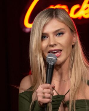 Ksenia Valenti Instagram - There is nowhere I’d rather be 🎤 thank you for having me @crackemupthurs @crackemupcomedy love you @nichellemurdock 🩷
Cool shots by @cmlbates 😘