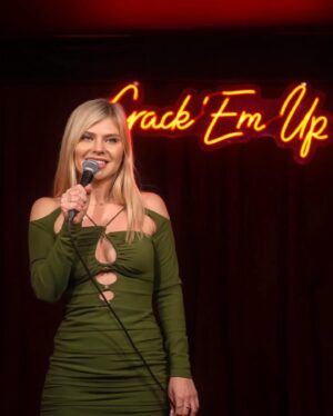 Ksenia Valenti Instagram - There is nowhere I’d rather be 🎤 thank you for having me @crackemupthurs @crackemupcomedy love you @nichellemurdock 🩷
Cool shots by @cmlbates 😘