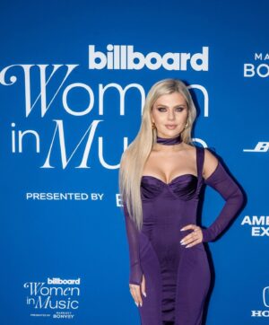 Ksenia Valenti Instagram - Lots of fun at the #BBWomenInMusic awards show 💜💙 beautified by beauty @lovina_makeup 🤍