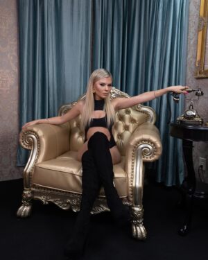 Ksenia Valenti Instagram - I keep getting messages from guys asking me what am I doing at 1 am?
What do you think I am doing at 1 am on a Tuesday night? 
I am having a threesome 

📸: @shevchik.photo 🥳
💄: @bessaravik 🥰