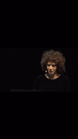 Kseniya Rappoport Instagram - Сегодня День памяти Катастрофы, Йом А-Шоа. День памяти шести миллионов евреев уничтоженных во время Холокоста в ходе Второй Мировой войны. 
Шесть лет назад мы делали вечер памяти - Желтые Звезды. Это кусочек из него - последнее письмо матери своему сыну Василию Гроссману, написанное ею в гетто.