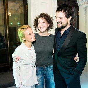 Kseniya Rappoport Instagram - 🔥Сегодня нам @detibabochki_fund 10 лет! Это третьеклашка, если судить человеческими мерками. И это — огромный путь, который мы прошли вместе с вами: 10 лет назад никто в России не знал, как распознать ребёнка-бабочку, как помочь ему, как облегчить страдания. Сегодня нам удалось построить по всей стране целую систему, специалисты которой могут подхватить ребёнка и его родителей в самом начале, помочь выстоять, выжить и, самое важное, наслаждаться жизнью — радоваться, играть и хохотать, как положено детям.❤️
Наш третьеклашка развит не по годам и растёт с невероятной (до сих пор не верю!) скоростью. Сегодня мы решаем задачи, о которых 10 лет назад и мечтать не могли! Мы выросли в крутую, умную и бесстрашную команду, которой все по плечу. И только один страх иногда сжимает сердце: страх, что на реализацию всего задуманного не хватит денег. Что вдруг нам придётся снизить темп, отступить. А простаивать, замедляться, откатываться назад мы не имеем права: «бабочки» — только родившиеся, маленькие и подросшие вместе с нами, на наших глазах, и совсем взрослые (сегодня мы занимаемся и ими) — ждут от нас движения вперёд. И подвести их мы не можем. С днём рождения нас всех! 🌼Только вперёд и пусть хватит сил и денег на все перемены, что мы задумали! Спасибо всем , кто верит в нас и помогает! 🙌🏻

@detibabochki_fund 
@juliapirozhnik @freyanatalia @sklana2017 @nplekhanova @anastasia_sabitova @danilakozlovsky @alexander_tsypkin @sasha_dalle @alena.kuratova @catherinagordeeva @aglayatarasova @pispanenku @gekht.ru @julia_kotalevskaya