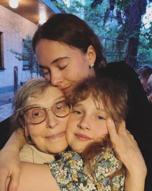 Kseniya Rappoport Instagram - Мама родилась в понедельник. Мою старшую сестру родила тоже в понедельник. Меня - в один из последующих понедельников. Ну и я обеих дочерей рожала по понедельникам😂 
Я понятия не имею, что это значит , знаю одно: Мамочка, в этой жизни всё должно быть по твоему! И никак иначе! Да будет так. Продолжай командовать нами всегда! Люблю тебя