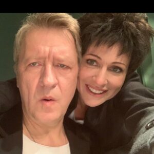 Kseniya Rappoport Instagram - Друг мой, враг мой, брат мой, муж мой, возлюбленный мой , мой король, кем мы только не были друг другу на сцене!🤪 
И, очень надеюсь, будем! Варианты ещё есть😂 Поздравляю тебя! Играй, наслаждайся,твори, а главное.. ну главное ты знаешь😜 
Ура тебе @igor_cher 💥🌟❤️!