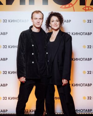 Kseniya Rappoport Instagram - Российская премьера фильма МАМА, Я ДОМА на Кинотавре 
Спасибо всем причастным! Люблю вас и благодарю❤️ 

За красоту на дорожке спасибо @mercuryjewellery 
@wellahair_ru
@ghdrussia
@maxfactorrussia