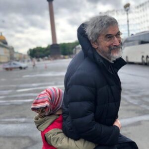 Kseniya Rappoport Instagram - Мой папа - один из самых красивых, умных и нежных людей, которые мне встречались. А может и самый😜 
С днём рожденья, пап! Улыбайся чаще!