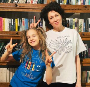 Kseniya Rappoport Instagram - Делимся отличной идеей для новогодних подарков многочисленным друзьям - @naivno_com 🌟 Проект прекрасного человека и актрисы Нэлли Уваровой, созданный для поддержки и социализации и трудоустройства взрослых людей с ментальными особенностями развития.  Особые молодые люди собираются в мастерской и рисуют, творят, работают художниками! Их неповторимыми произведениями украшены футболки, кружки, худи, сумки, подушки, блокноты, которые вы можете приобрести! Проект полностью самоокупаем. У вас есть прекрасная возможность совместить полезное с полезным - поддержать ребят и сделать отличные подарки друзьям! Мы - уже, кто с нами?😜