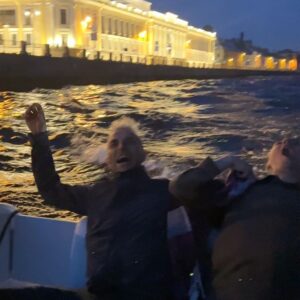 Kseniya Rudenko Instagram - Я каждый приезд в Питер буду на катере веселиться ,походу😂 качественные фотокарточки прилагаю👌🏼 любимые коллеги штормятся❤️