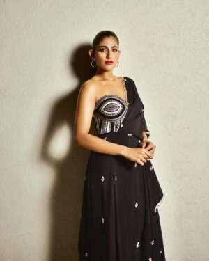 Kubbra Sait Instagram - 🪬 कर लो मोहब्बत… मैंने मना कब किया? 🪬

Confidence 2.0 🥰

Love 🐞 bug team:
@kubbrasait 
Outfit - @svacouture 
Jewellery- @uncut_byaditiamin 
Makeup - @sofiexhmu___ 
Hair - @palashipramanik 
Styled by - @who_wore_what_when 
Photography - @tejaszakhmii 
Music @gururandhawa 😍

#Love #Happiness #Fun #Indian #India #Fashion #vocalforlocal #Sexy #Black #KubbraSait #Bollywood #Actor