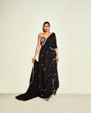 Kubbra Sait Instagram - 🪬 कर लो मोहब्बत… मैंने मना कब किया? 🪬

Confidence 2.0 🥰

Love 🐞 bug team:
@kubbrasait 
Outfit - @svacouture 
Jewellery- @uncut_byaditiamin 
Makeup - @sofiexhmu___ 
Hair - @palashipramanik 
Styled by - @who_wore_what_when 
Photography - @tejaszakhmii 
Music @gururandhawa 😍

#Love #Happiness #Fun #Indian #India #Fashion #vocalforlocal #Sexy #Black #KubbraSait #Bollywood #Actor
