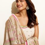 Kubbra Sait Instagram - Eid Mubarak🌙 aapko aur aapke dil ke kareeb waalon ko. On this day when humans around the world celebrate together… and rejoice the month of Ramadan that just wooshed by… human potential is paradoxical, sacrifice & grace ✨ surrender & grow 🌱 repentance & rise 🔝 The month of Ramadan leads us to realise that we can be the hooman species who practises patience and kindness consciously each and every day. So Yippeeee! Let’s all come together, breathe, laugh and love. No other way around it now, is it? 🎠 Credits for the love I receive each time by this team: Outfit - @sukritiandaakritiofficial Jewelry - @anumerton Bag- @ornatte.in Styling - @who_wore_what_when Hair- @palashipramanik Photographer - @thefirstclik #India #Happiness #Joy #Ramdaan #Style #Actor #Bollywood #KubbraSait #Fashion #vocalforlocal #Eid #EidMubarak