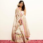 Kubbra Sait Instagram - Eid Mubarak🌙 aapko aur aapke dil ke kareeb waalon ko. On this day when humans around the world celebrate together… and rejoice the month of Ramadan that just wooshed by… human potential is paradoxical, sacrifice & grace ✨ surrender & grow 🌱 repentance & rise 🔝 The month of Ramadan leads us to realise that we can be the hooman species who practises patience and kindness consciously each and every day. So Yippeeee! Let’s all come together, breathe, laugh and love. No other way around it now, is it? 🎠 Credits for the love I receive each time by this team: Outfit - @sukritiandaakritiofficial Jewelry - @anumerton Bag- @ornatte.in Styling - @who_wore_what_when Hair- @palashipramanik Photographer - @thefirstclik #India #Happiness #Joy #Ramdaan #Style #Actor #Bollywood #KubbraSait #Fashion #vocalforlocal #Eid #EidMubarak
