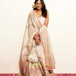 Kubbra Sait Instagram - Eid Mubarak🌙 aapko aur aapke dil ke kareeb waalon ko. On this day when humans around the world celebrate together… and rejoice the month of Ramadan that just wooshed by… human potential is paradoxical, sacrifice & grace ✨ surrender & grow 🌱 repentance & rise 🔝 The month of Ramadan leads us to realise that we can be the hooman species who practises patience and kindness consciously each and every day. So Yippeeee! Let’s all come together, breathe, laugh and love. No other way around it now, is it? 🎠 Credits for the love I receive each time by this team: Outfit - @sukritiandaakritiofficial Jewelry - @anumerton Bag- @ornatte.in Styling - @who_wore_what_when Hair- @palashipramanik Photographer - @thefirstclik #India #Happiness #Joy #Ramdaan #Style #Actor #Bollywood #KubbraSait #Fashion #vocalforlocal #Eid #EidMubarak