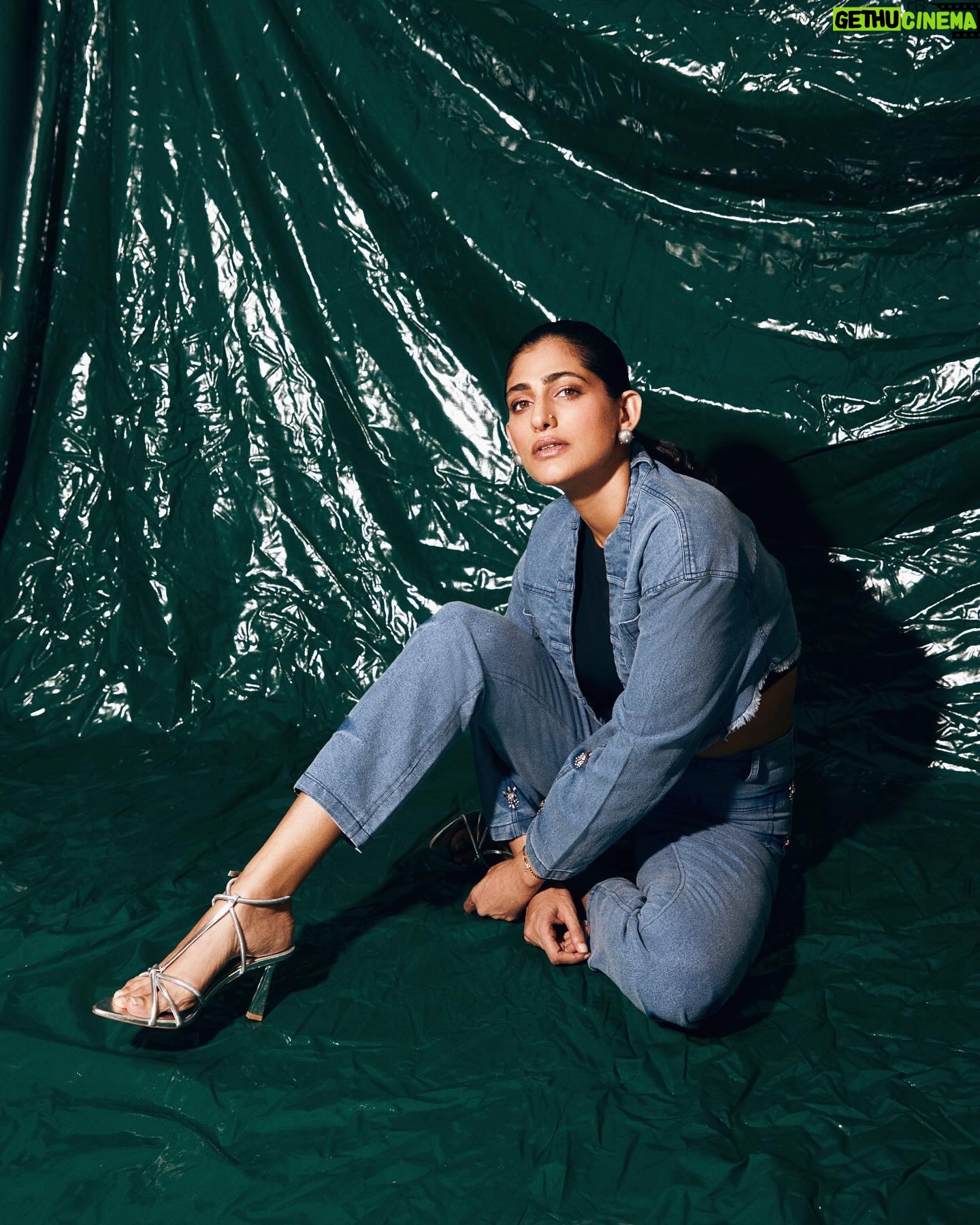 Kubbra Sait Instagram - Denim on Denim: π Retro Vibes served with a modern twist πͺοΈ - just like myβ¦ huh huh huhβ¦ attitude! π ππ½ββοΈπ₯πππͺοΈ Outfit : @mellowdrama_official makeup : @kubbrasait Hair : @palashipramanik Style by : @who_wore_what_when Photographer: @thefirstclik