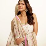Kubbra Sait Instagram - Eid Mubarak🌙 aapko aur aapke dil ke kareeb waalon ko. On this day when humans around the world celebrate together… and rejoice the month of Ramadan that just wooshed by… human potential is paradoxical, sacrifice & grace ✨ surrender & grow 🌱 repentance & rise 🔝 The month of Ramadan leads us to realise that we can be the hooman species who practises patience and kindness consciously each and every day. So Yippeeee! Let’s all come together, breathe, laugh and love. No other way around it now, is it? 🎠 Credits for the love I receive each time by this team: Outfit - @sukritiandaakritiofficial Jewelry - @anumerton Bag- @ornatte.in Styling - @who_wore_what_when Hair- @palashipramanik Photographer - @thefirstclik #India #Happiness #Joy #Ramdaan #Style #Actor #Bollywood #KubbraSait #Fashion #vocalforlocal #Eid #EidMubarak