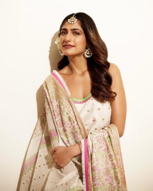 Kubbra Sait Instagram - Eid Mubarak🌙 aapko aur aapke dil ke kareeb waalon ko. 

On this day when humans around the world celebrate together… and rejoice the month of Ramadan that just wooshed by… human potential is paradoxical, sacrifice & grace ✨ surrender & grow 🌱 repentance & rise 🔝 
The month of Ramadan leads us to realise that we can be the hooman species who practises patience and kindness consciously each and every day.

So Yippeeee! Let’s all come together, breathe, laugh and love. No other way around it now, is it? 🎠 

Credits for the love I receive each time by this team:
Outfit - @sukritiandaakritiofficial 
Jewelry - @anumerton 
Bag- @ornatte.in 
Styling - @who_wore_what_when
Hair- @palashipramanik
Photographer - @thefirstclik 

#India #Happiness #Joy #Ramdaan #Style #Actor #Bollywood #KubbraSait #Fashion #vocalforlocal #Eid #EidMubarak