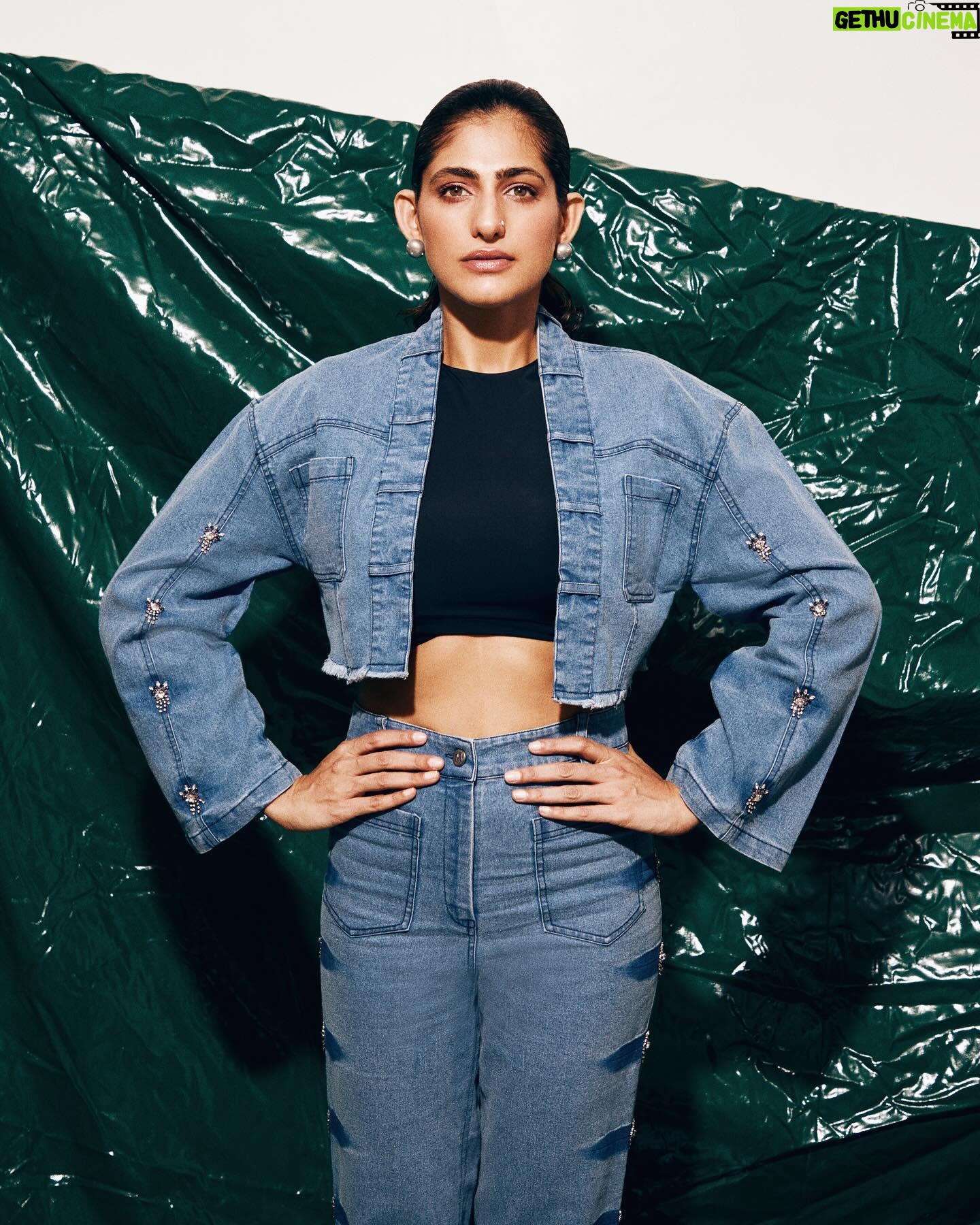 Kubbra Sait Instagram - Denim on Denim: π Retro Vibes served with a modern twist πͺοΈ - just like myβ¦ huh huh huhβ¦ attitude! π ππ½ββοΈπ₯πππͺοΈ Outfit : @mellowdrama_official makeup : @kubbrasait Hair : @palashipramanik Style by : @who_wore_what_when Photographer: @thefirstclik
