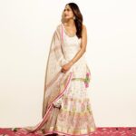 Kubbra Sait Instagram - Eid Mubarak🌙 aapko aur aapke dil ke kareeb waalon ko. On this day when humans around the world celebrate together… and rejoice the month of Ramadan that just wooshed by… human potential is paradoxical, sacrifice & grace ✨ surrender & grow 🌱 repentance & rise 🔝 The month of Ramadan leads us to realise that we can be the hooman species who practises patience and kindness consciously each and every day. So Yippeeee! Let’s all come together, breathe, laugh and love. No other way around it now, is it? 🎠 Credits for the love I receive each time by this team: Outfit - @sukritiandaakritiofficial Jewelry - @anumerton Bag- @ornatte.in Styling - @who_wore_what_when Hair- @palashipramanik Photographer - @thefirstclik #India #Happiness #Joy #Ramdaan #Style #Actor #Bollywood #KubbraSait #Fashion #vocalforlocal #Eid #EidMubarak