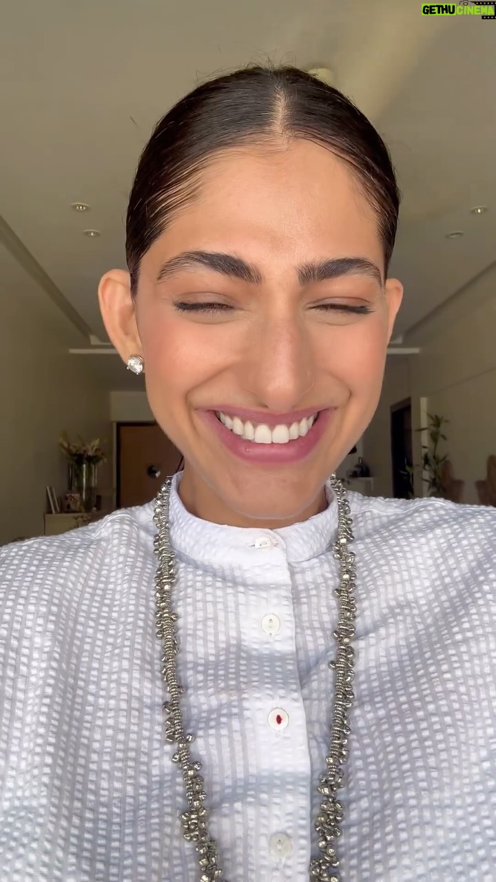 Kubbra Sait Instagram - Remembering those days when we did our own house work! 🧺 🧹 🧽🪠🪣🪥🪴🚿 I can’t stoop lower than this… promise! 🤣 The tale of two girls 👧🏽 #KubbraCracksDadJokes #KubbraCracksBadJokes #joke #DadJokes #Love #Laugh #Happiness #Joy #Live #InstaReels #reelkarofeelkaro