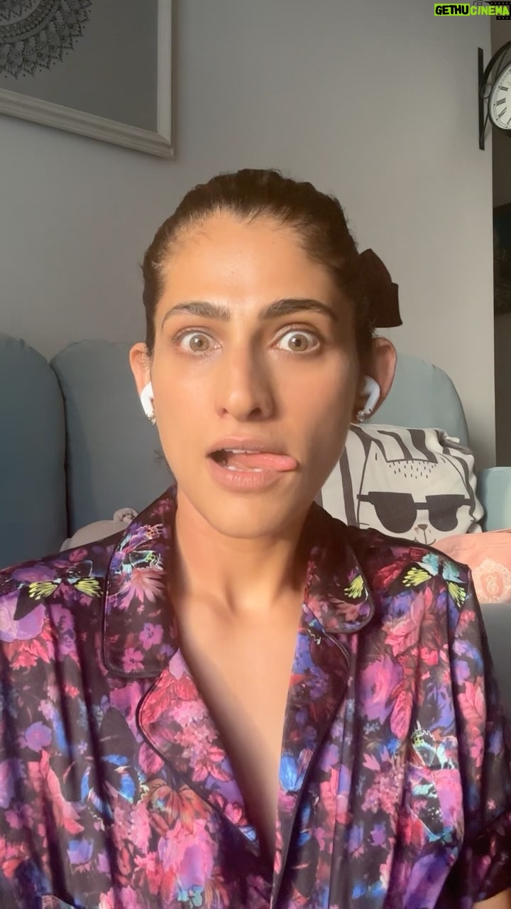 Kubbra Sait Instagram - I’m going to a BAR tonight… Looking forward to making our eyes meet - promise we won’t even need pepper spray 🌬️ Cheers! 🥂👏🏽 #KubbraSait #Mime #LipSync #Happiness #India #joy #love #laugh #live #life #greeneyes #bows