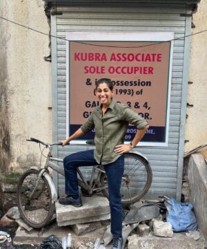 Kubbra Sait Instagram - Hello HOOOMANSSSS!
Ab binnesss bhi challooo ho jaayega doston.
Reham aur karam 🤘🏽😎 
Khushi dhoondh rahi hoon yaaaron… 

#Post #NoReel #Real #Love #Laugh #Happiness #Joy #OnSet #Action #Saturday #Shoot #Location