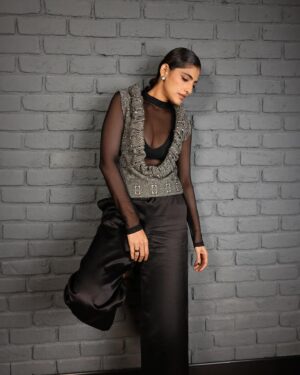 Kubbra Sait Instagram - Spent another day - earned another dollar 💵 

This spanking @raw_mango creation styled by @who_wore_what_when is definitively a sexy pick. Hair by @palashipramanik & I’m just in awe by the lips 👄 made on my face by @aashna_shah (Hashtag Uff!)