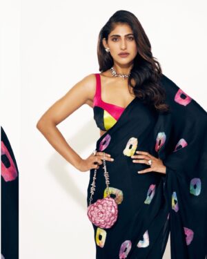 Kubbra Sait Instagram - #HAPPYHOLI ❤️🩵🩶🩷💙💚💛💛💜

Outfit-@masumimewawallaofficial 
Jewelry -@e3kjewelry @alasajewels 
Bag-@douxamourindia
Styling -@who_wore_what_when
Makeup-@kubbrasait
Hair-@palashipramanik
Photographer -@thefirstclik