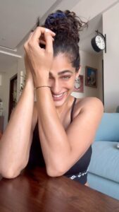 Kubbra Sait Instagram - M BOLE TOH… Hello @vaibhav.rekhi I cannot take your silly jokes from my mind. This one is a hit! 🤣🤣🤣 #KubbraCracksDadJokes #KubbraCracksBadJokes #Funny #Love #Laugh #Happiness #Happy #Joy #PJ #Simple #Actor #KubbraSait