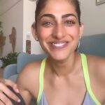 Kubbra Sait Instagram - Just point and shoot men eh! So proud of myself for saying this Jokh! A class act by @nazeef_btos Thanks for this one too! #KubbraCracksBadJokes #KubbraCracksDadJokes #Joke #Fun #Funny #Lol #DadJoke #cameraman #Laugh #Happiness #Live #Love #India #KubbraSait