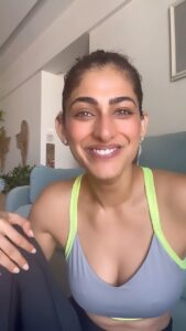 Kubbra Sait Instagram - Just point and shoot men eh! So proud of myself for saying this Jokh! A class act by @nazeef_btos Thanks for this one too! #KubbraCracksBadJokes #KubbraCracksDadJokes #Joke #Fun #Funny #Lol #DadJoke #cameraman #Laugh #Happiness #Live #Love #India #KubbraSait