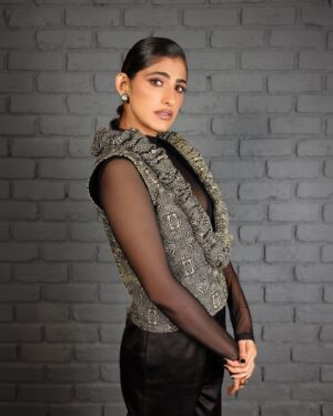 Kubbra Sait Instagram - Spent another day - earned another dollar 💵 

This spanking @raw_mango creation styled by @who_wore_what_when is definitively a sexy pick. Hair by @palashipramanik & I’m just in awe by the lips 👄 made on my face by @aashna_shah (Hashtag Uff!)