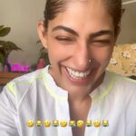 Kubbra Sait Instagram - Listen 👂🏽 you need to hold on the nearest hand pump while you listen to this joke. Appears this to be my BEST! 😜 Also I just wanted the kids to play. So left the OG Dharam (PS: I may have missed it 😛) Thanks @vaibhav.rekhi for joining the band!🥁 of madness. Ha ha ha 😝 (Imma Just Dead 💀😹) #kubbracracksbadjokes #kubbracracksdadjokes #Humour #Funny #Laugh #Joke #Deol #India #Fun #actor #Bollywood #KubbraSait #Joy DadJoke
