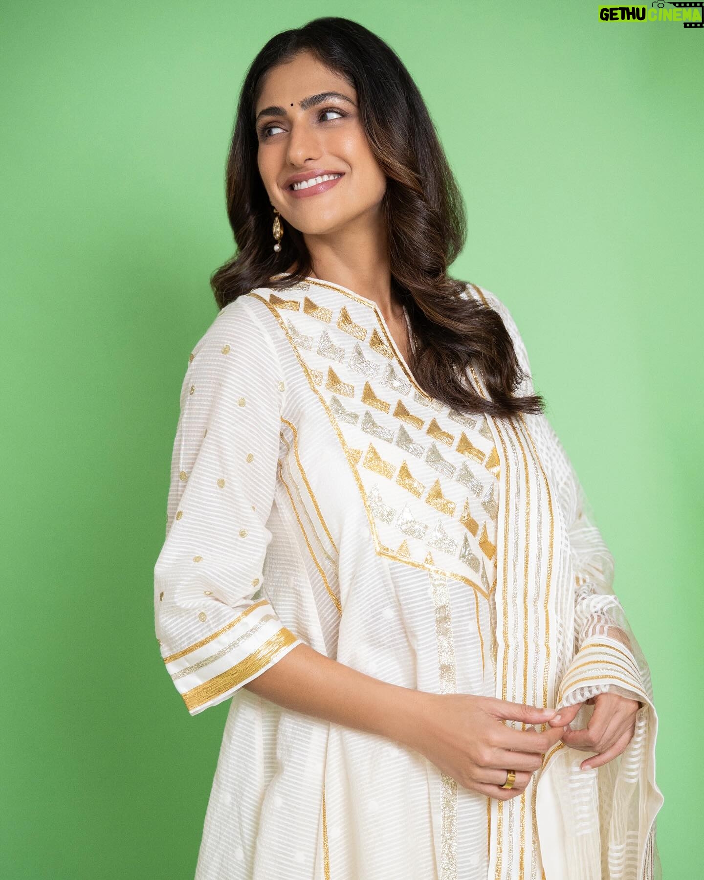Kubbra Sait Instagram - Paati (grandmother in Tamil) said, “Post this for Matrimonial Photo… 🖼️.” It’s for your perusal 🗳️ 🙏🏽 You can of course Thank Me and proverbial Paati later! I’ll humbly accept your kind compliments 🌷 PS: #Gulabo for #Heeramandi World Premeire in Mumbai. Outfit: @gulabobyabusandeep Jewels: @shriparamanijewels Photograph: @devsphotographyofficial Hair: @palashipramanik Face: Your future brides own! 👑 Styled by… who else but… @who_wore_what_when #Beauty #White #traditional #indian #Actor #Joy #Happiness #Love #Light #KubbraSait
