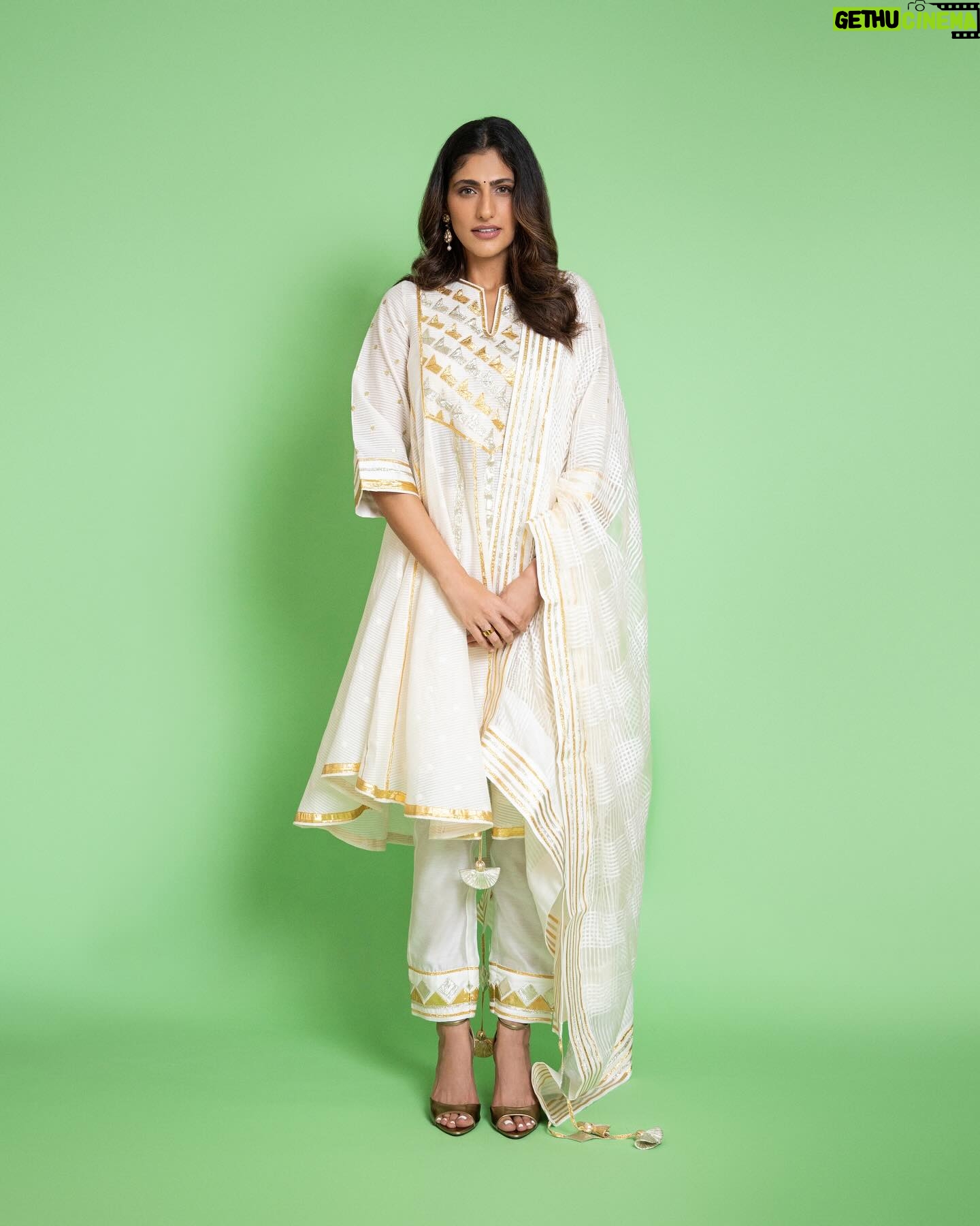 Kubbra Sait Instagram - Paati (grandmother in Tamil) said, “Post this for Matrimonial Photo… 🖼️.” It’s for your perusal 🗳️ 🙏🏽 You can of course Thank Me and proverbial Paati later! I’ll humbly accept your kind compliments 🌷 PS: #Gulabo for #Heeramandi World Premeire in Mumbai. Outfit: @gulabobyabusandeep Jewels: @shriparamanijewels Photograph: @devsphotographyofficial Hair: @palashipramanik Face: Your future brides own! 👑 Styled by… who else but… @who_wore_what_when #Beauty #White #traditional #indian #Actor #Joy #Happiness #Love #Light #KubbraSait
