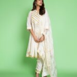 Kubbra Sait Instagram – Paati (grandmother in Tamil) said, “Post this for Matrimonial Photo… 🖼️.” 
It’s for your perusal 🗳️ 🙏🏽

You can of course Thank Me and proverbial Paati later! 
I’ll humbly accept your kind compliments 🌷 

PS: #Gulabo for #Heeramandi World Premeire in Mumbai.

Outfit: @gulabobyabusandeep 
Jewels: @shriparamanijewels 
Photograph: @devsphotographyofficial 
Hair: @palashipramanik 
Face: Your future brides own! 👑
Styled by… who else but… @who_wore_what_when 

#Beauty #White #traditional #indian #Actor #Joy #Happiness #Love #Light #KubbraSait