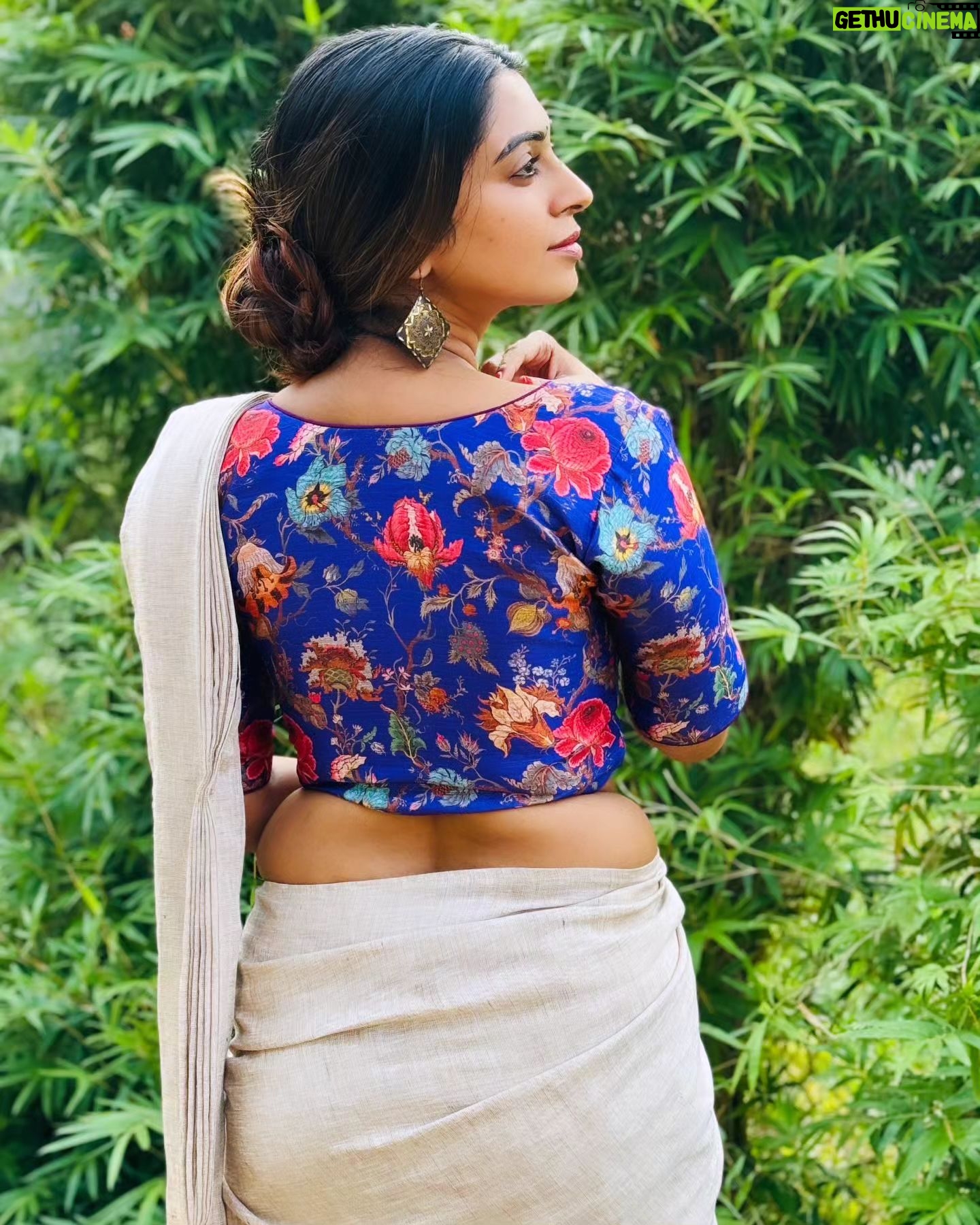 Kuhasini Gnanaseggaran Instagram - மூச்சு விடாமல் பேசும் உன் விழிகளுக்கு சற்று ஓய்வு கொடு படபடக்கும் என் இச்சிறு இதயம் சற்று இளைப்பாறட்டும் ❤️🔥 . . Blouse @vardhman_weaves Saree draped & Hair do @vvarsha_makeup_artistry . . #nomakeupmakeup #saree #subtle #casual #sareefashion #designerblouse #selflove #tamilponnu #kuhasini