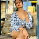 Kuhasini Gnanaseggaran Instagram - வாழ்வில் விமர்சனங்கள் வந்தால்.. கடலாக இருங்கள், வலிகள் காணாமல் போகும் 🔥 . . Crop top @zalyascloset . . . #beachwear #beach #croptop #boutique #westernstyle #tamilactress #kuhasini #travelphotography #strong #paidcollaboration #srilanka #independent #strongwomen