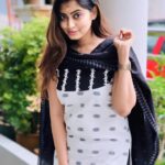 Kuhasini Gnanaseggaran Instagram - என் இரவெல்லாம் வெளிச்சம் தந்தாய்❤️💃 . . Salwar by @niraabyrubinirajesh . @rubini_rajesh . . #casual #selflove #nomakeupmakeup #tamilponnu #positivity #kuhasini #salwarsuits