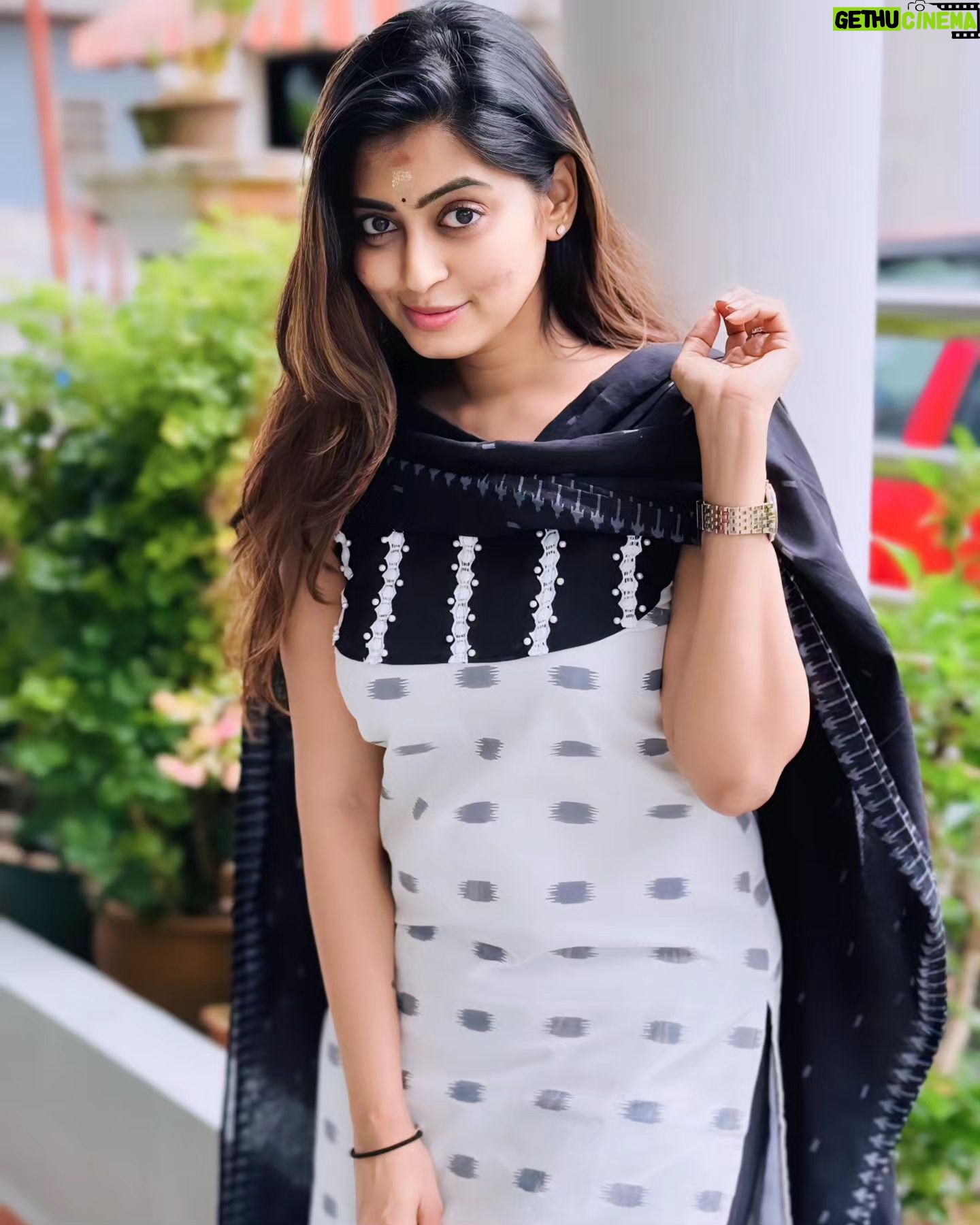 Kuhasini Gnanaseggaran Instagram - என் இரவெல்லாம் வெளிச்சம் தந்தாய்❤️💃 . . Salwar by @niraabyrubinirajesh . @rubini_rajesh . . #casual #selflove #nomakeupmakeup #tamilponnu #positivity #kuhasini #salwarsuits
