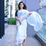 Kuhasini Gnanaseggaran Instagram - தனிமையே போ இனிமையே வா ... ❤️ . . Saree @aarahboutique_ . . Blouse @blossom.designers . . Photography @mathnraj.e . . #casual #sareefashion #kl #kuhasini #actress #sareelove