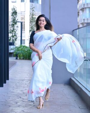 Kuhasini Gnanaseggaran Instagram - தனிமையே
போ இனிமையே வா ... ❤️
.
.
Saree @aarahboutique_ 
.
.
Blouse @blossom.designers 
.
.
Photography @mathnraj.e 
.
.
#casual #sareefashion #kl #kuhasini #actress #sareelove