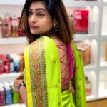 Kuhasini Gnanaseggaran Instagram - பார்வைதான் லடுக்கி மேல தடுக்கி விழுந்தது ♥️😉🔥 . . . Beautiful chudithar stitched in my saree by @blossoomdesigners . . . #blossom #chudidhar #kurtaset #elegant #tamilachi #kuhasini #airport #singapore #travelphotography #traditional