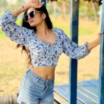 Kuhasini Gnanaseggaran Instagram - வாழ்வில் விமர்சனங்கள் வந்தால்.. கடலாக இருங்கள், வலிகள் காணாமல் போகும் 🔥 . . Crop top @zalyascloset . . . #beachwear #beach #croptop #boutique #westernstyle #tamilactress #kuhasini #travelphotography #strong #paidcollaboration #srilanka #independent #strongwomen