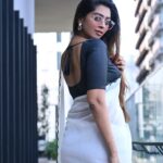Kuhasini Gnanaseggaran Instagram - தனிமையே போ இனிமையே வா ... ❤️ . . Saree @aarahboutique_ . . Blouse @blossom.designers . . Photography @mathnraj.e . . #casual #sareefashion #kl #kuhasini #actress #sareelove
