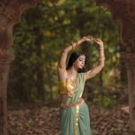 Kuhasini Gnanaseggaran Instagram - ஊர்வசி அனைத்து அப்சரஸ்களிலும் மிக அழகானவளாகவும், திறமையான நடனக் கலைஞராகவும் கருதப்படுகிறாள்.. 🔥♥️ . . Makeup & jewellery @makeover_with_sandy . . Costume stitched by @arudpa . . Photography @exotic_shades__ . Retouch @kaviarasan_photography . #oorvasi #urvashi #divine #beauty #puranam #ramayanam #mahabharat #traditional #classic #tamilcinema #tamilactress #kuhasini #recreate #ancient #history