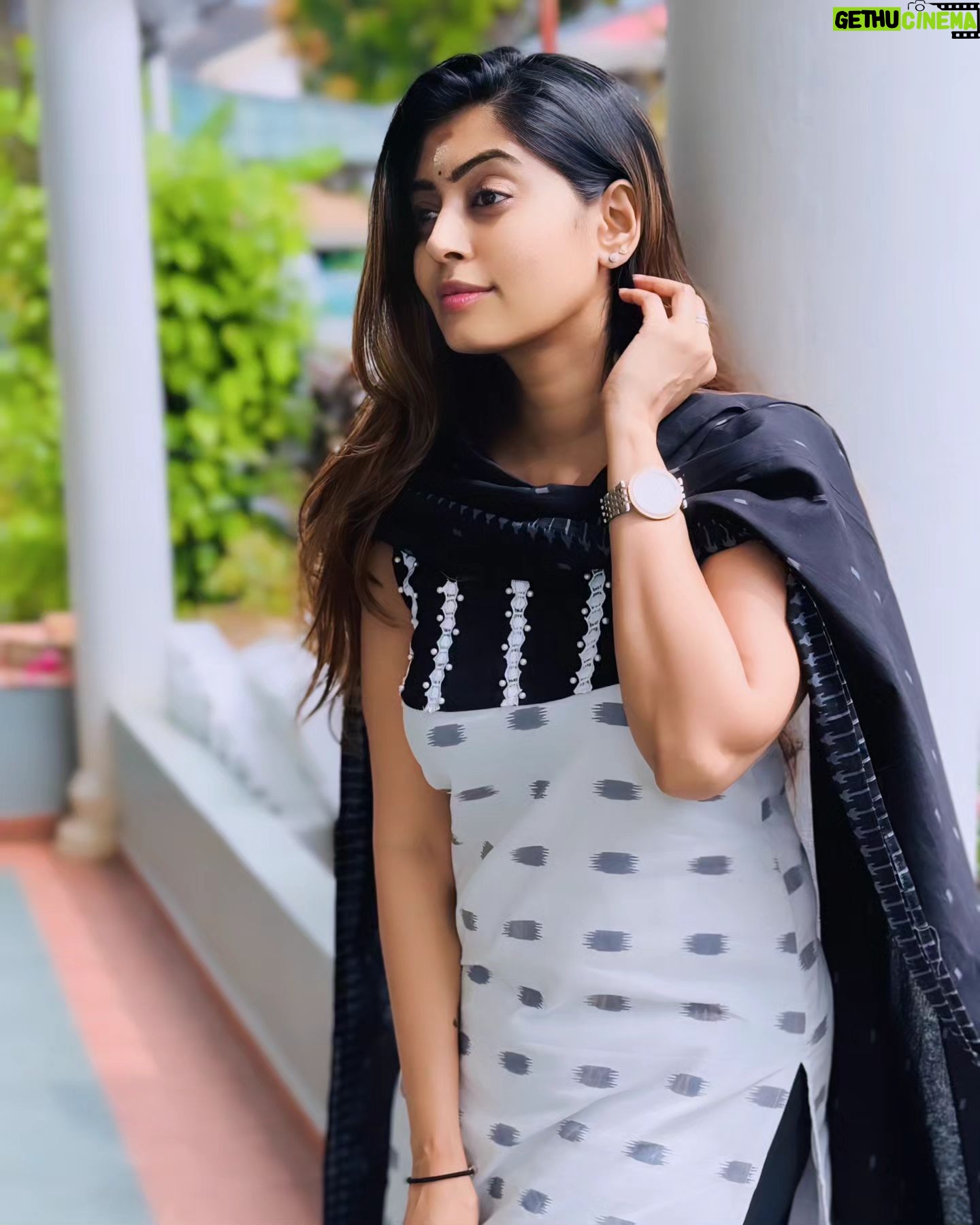 Kuhasini Gnanaseggaran Instagram - என் இரவெல்லாம் வெளிச்சம் தந்தாய்❤️💃 . . Salwar by @niraabyrubinirajesh . @rubini_rajesh . . #casual #selflove #nomakeupmakeup #tamilponnu #positivity #kuhasini #salwarsuits